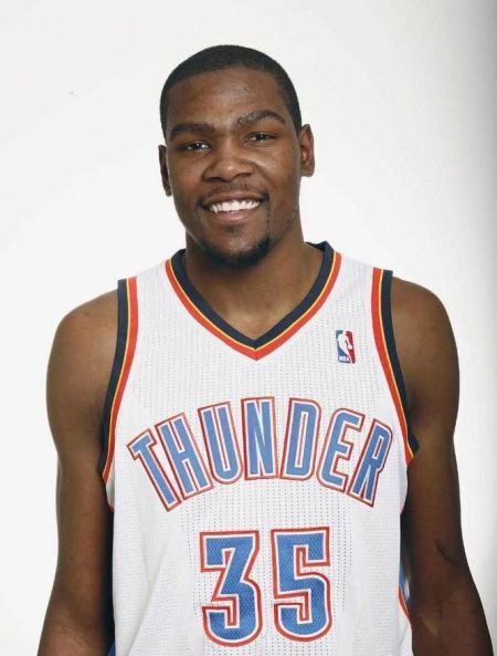 詹姆斯伤缺，湖人击败鹈鹕，豪取7连胜，三巨头34罚惹争议（詹姆斯因伤缺阵，湖人力克鹈鹕收获7连胜，三巨头34次罚球引发争议）