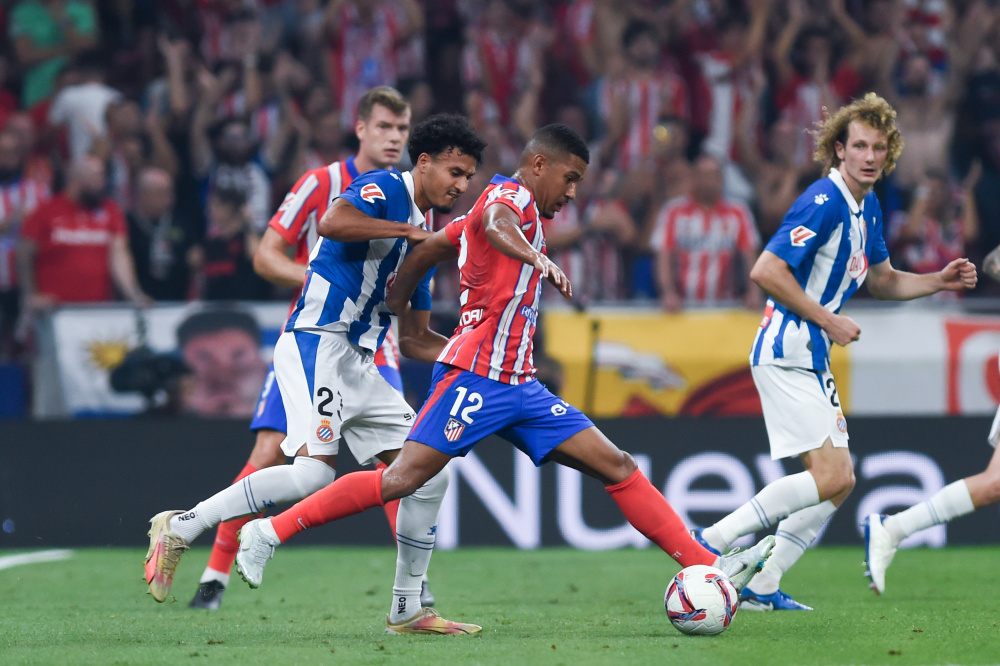 大罗与阿尔卡拉斯切磋网球，还赠送其签名巴西球衣（大罗与阿尔卡拉斯网球过招，亲赠签名巴西队球衣）