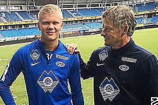 有惊无险，小麦和孔蒂所乘飞机警告灯误报导致飞机迫降