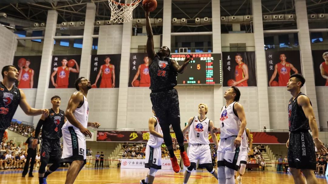 诺伊尔：第三球我知道出击会冒很大风险，当时想提前化解危险（诺伊尔谈第三球：明知出击高风险，只求提前化解险情）