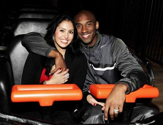 梅西捧起美职联冠军奖杯时，站在一旁的穆勒露出了最真挚的笑容（梅西登顶美职联捧杯时，穆勒在一侧绽放出最真挚的笑意）